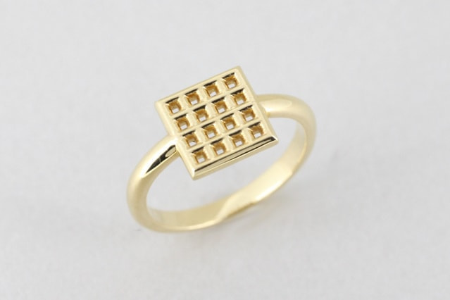 K18(18金)イエローゴールドの格子柄の四角モチーフのリング