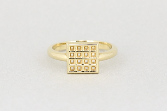 K18(18金)イエローゴールドの格子柄の四角モチーフのリング正面
