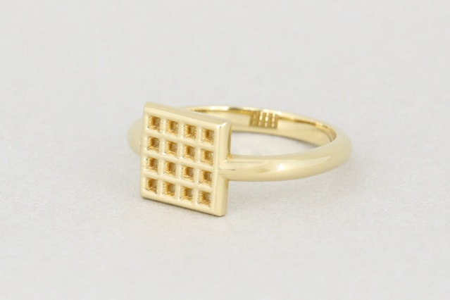 K18(18金)イエローゴールドの格子柄の四角モチーフのリング右側面