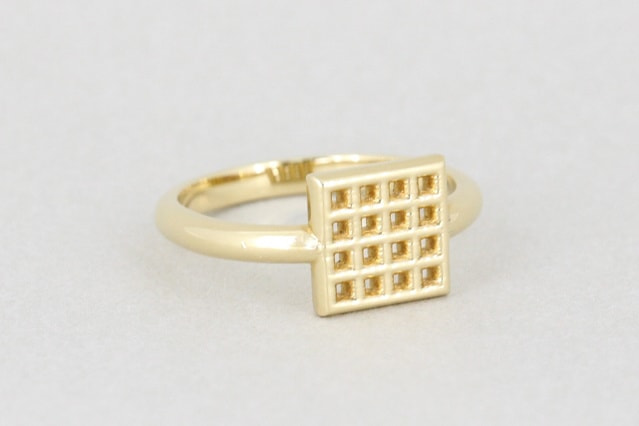 K18(18金)イエローゴールドの格子柄の四角モチーフのリング左側面