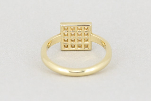 K18(18金)イエローゴールドの格子柄の四角モチーフのリング裏面