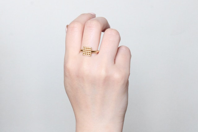 K18スクエアワッフルリング着用写真