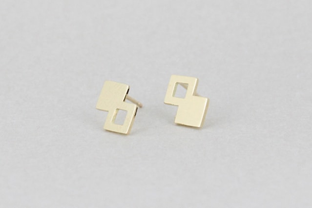 K18(18金)イエローゴールドの四角を組み合わせたピアス