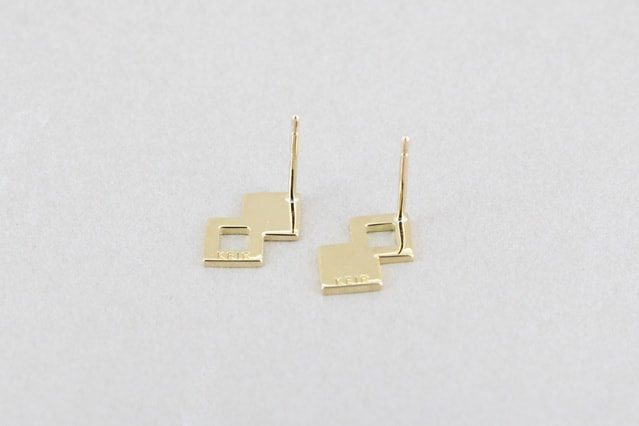 K18(18金)イエローゴールドの四角を組み合わせたピアス