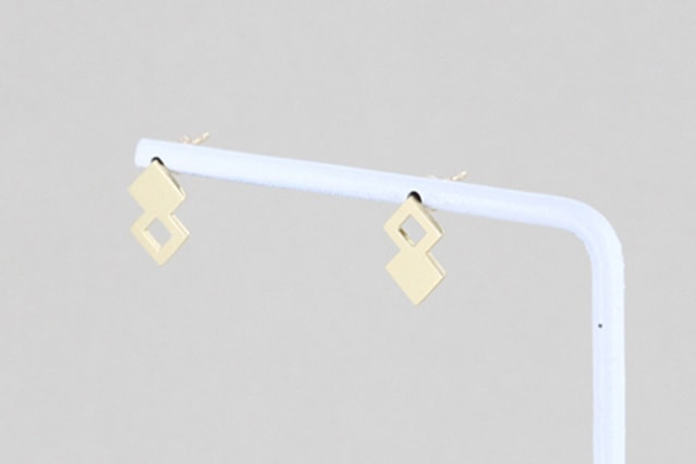 K18(18金)イエローゴールドの四角を組み合わせたピアス裏面