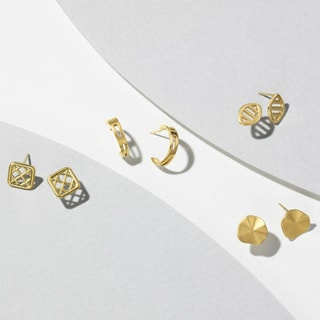 18K(18金)の花びらピアスと四角のアシンメトリーデザインのピアス