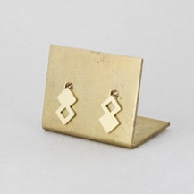 K18(18金)イエローゴールドの四角を組み合わせたアシンメトリーデザインのピアス