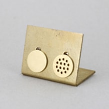 K18(18金)イエローゴールドの丸を組み合わせたアシンメトリーデザインピアス